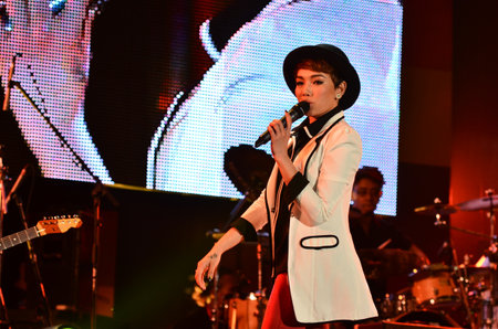 NONTABURI, THAILAND  - OCTOBER 4 : Da Endorphine singer singing in Grammy Wonderland concert on 4 October 2012 at IMPACT Challenger, Nontaburi, Thailandのeditorial素材