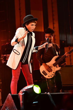 NONTABURI, THAILAND  - OCTOBER 4 : Da Endorphine singer singing in Grammy Wonderland concert on 4 October 2012 at IMPACT Challenger, Nontaburi, Thailandのeditorial素材