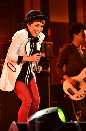 NONTABURI, THAILAND  - OCTOBER 4 : Da Endorphine singer singing in Grammy Wonderland concert on 4 October 2012 at IMPACT Challenger, Nontaburi, Thailandのeditorial素材