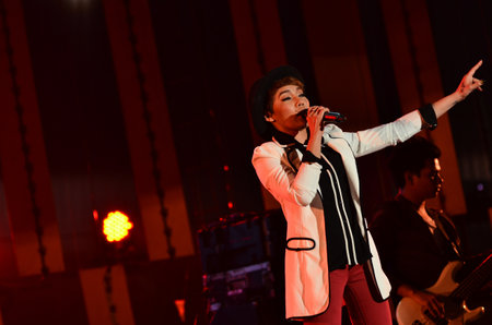 NONTABURI, THAILAND  - OCTOBER 4 : Da Endorphine singer singing in Grammy Wonderland concert on 4 October 2012 at IMPACT Challenger, Nontaburi, Thailandのeditorial素材