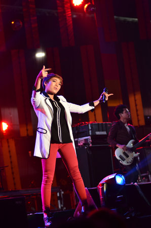 NONTABURI, THAILAND  - OCTOBER 4 : Da Endorphine singer singing in Grammy Wonderland concert on 4 October 2012 at IMPACT Challenger, Nontaburi, Thailandのeditorial素材