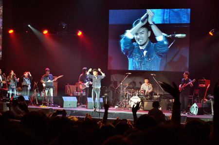 BANGKOK, THAILAND  NOV 18 : Jug Christian singer singing and show in Crossover Live  Concert on 18 November 2012 at Bangkok Christian College, Bangkok, Thailandのeditorial素材