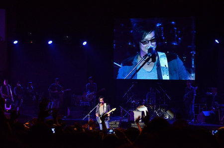 BANGKOK, THAILAND  NOV 18 : Joe  Nuvo or Jirayut Wattanasin Christian singer singing and show in Crossover Live  Concert on 18 November 2012 at Bangkok Christian College, Bangkok, Thailandのeditorial素材