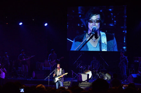 BANGKOK, THAILAND  NOV 18 : Joe  Nuvo or Jirayut Wattanasin Christian singer singing and show in Crossover Live  Concert on 18 November 2012 at Bangkok Christian College, Bangkok, Thailandのeditorial素材
