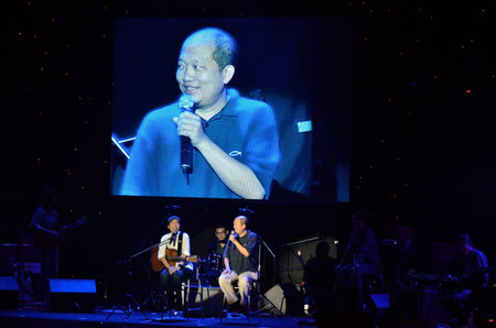 BANGKOK, THAILAND  NOV 18 : Boyd Kosiyabong song writer and Rose Sirintip singer singing and show in Crossover Live  Concert on 18 November 2012 at Bangkok Christian College, Bangkok, Thailandのeditorial素材