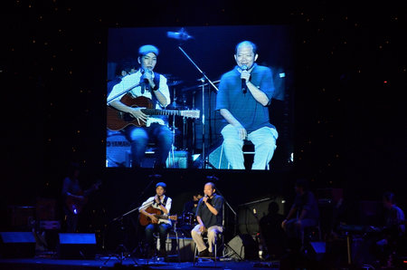 BANGKOK, THAILAND  NOV 18 : Boyd Kosiyabong song writer and Rose Sirintip singer singing and show in Crossover Live  Concert on 18 November 2012 at Bangkok Christian College, Bangkok, Thailandのeditorial素材