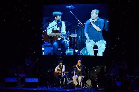 BANGKOK, THAILAND  NOV 18 : Boyd Kosiyabong song writer and Rose Sirintip singer singing and show in Crossover Live  Concert on 18 November 2012 at Bangkok Christian College, Bangkok, Thailandのeditorial素材