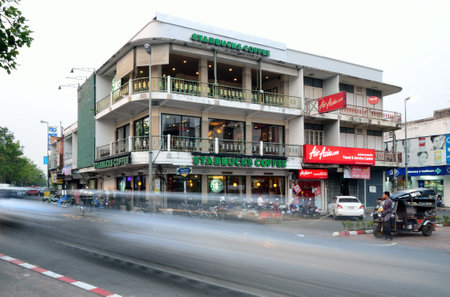 CHIANG MAI, THAILAND - MARCH 29 : Starbucks coffee building at Ta-Phae gate on March 29, 2013 in ChiangMai, Thailandのeditorial素材