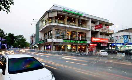 CHIANG MAI, THAILAND - MARCH 29 : Starbucks coffee building at Ta-Phae gate on March 29, 2013 in Chiang Mai, Thailandのeditorial素材