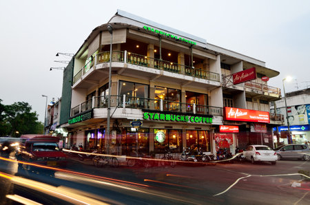 CHIANG MAI, THAILAND - MARCH 29 : Starbucks coffee building at Ta-Phae gate on March 29, 2013 in Chiang Mai, Thailandのeditorial素材