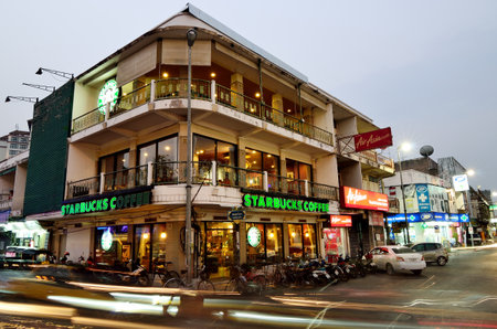 CHIANG MAI, THAILAND - MARCH 29 : Starbucks coffee building at Ta-Phae gate on March 29, 2013 in Chiang Mai, Thailandのeditorial素材