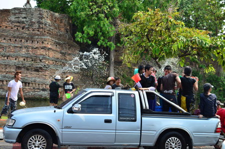 CHIANG MAI, THAILAND - APRIL 12 : People celebrating Songkran (Thai new year / water festival) in the streets by throwing water at each other on 12 April 2013 in Chiang Mai, Thailandのeditorial素材