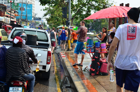 CHIANG MAI, THAILAND - APRIL 12 : People celebrating Songkran (Thai new year / water festival) in the streets by throwing water at each other on 12 April 2013 in Chiang Mai, Thailandのeditorial素材