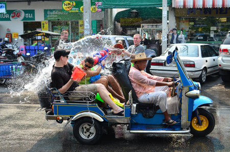 CHIANG MAI, THAILAND - APRIL 12 : People celebrating Songkran (Thai new year / water festival) in the streets by throwing water at each other on 12 April 2013 in Chiang Mai, Thailandのeditorial素材
