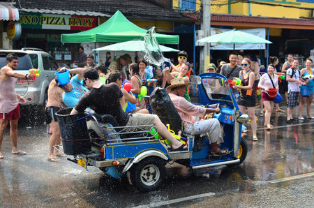 CHIANG MAI, THAILAND - APRIL 12 : People celebrating Songkran (Thai new year / water festival) in the streets by throwing water at each other on 12 April 2013 in Chiang Mai, Thailandのeditorial素材