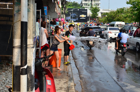 CHIANG MAI, THAILAND - APRIL 12 : Unidentified girl celebrating Songkran (Thai new year / water festival) in the streets by throwing water at each other on 12 April 2013 in Chiang Mai, Thailandのeditorial素材