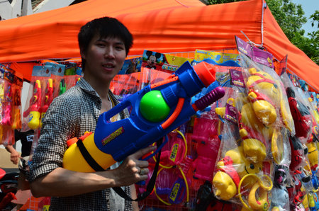 CHIANG MAI, THAILAND - APRIL 13 : People celebrating Songkran (Thai new year / water festival) in the streets by throwing water at each other on 13 April 2013 in Chiang Mai, Thailandのeditorial素材