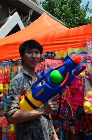 CHIANG MAI, THAILAND - APRIL 13 : People celebrating Songkran (Thai new year / water festival) in the streets by throwing water at each other on 13 April 2013 in Chiang Mai, Thailandのeditorial素材