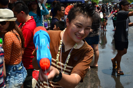 CHIANG MAI, THAILAND - APRIL 13 : People celebrating Songkran (Thai new year / water festival) in the streets by throwing water at each other on 13 April 2013 in Chiang Mai, Thailandのeditorial素材
