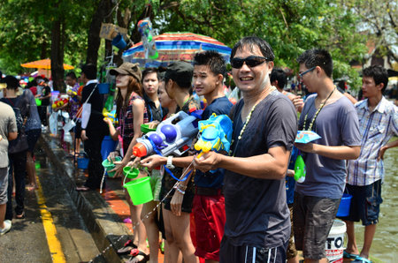 CHIANG MAI, THAILAND - APRIL 13 : People celebrating Songkran (Thai new year / water festival) in the streets by throwing water at each other on 13 April 2013 in Chiang Mai, Thailandのeditorial素材
