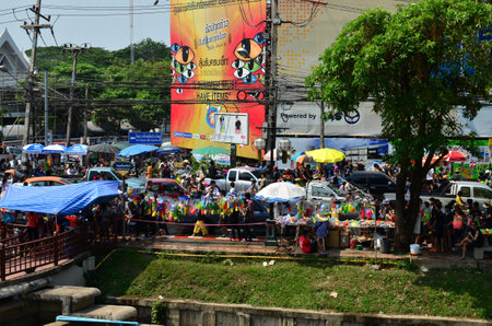 CHIANG MAI, THAILAND - APRIL 13 : People celebrating Songkran (Thai new year / water festival) in the streets by throwing water at each other on 13 April 2013 in Chiang Mai, Thailandのeditorial素材