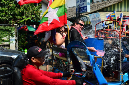 CHIANG MAI, THAILAND - APRIL 13 : People celebrating Songkran (Thai new year / water festival) in the streets by throwing water at each other on 13 April 2013 in Chiang Mai, Thailandのeditorial素材