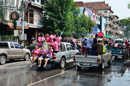 CHIANG MAI, THAILAND - APRIL 13 : People celebrating Songkran (Thai new year / water festival) in the streets by throwing water at each other on 13 April 2013 in Chiang Mai, Thailandのeditorial素材