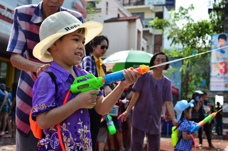 CHIANG MAI, THAILAND - APRIL 13 : Young people celebrating Songkran (Thai new year / water festival) in the streets by throwing water at each other on 13 April 2013 in Chiang Mai, Thailandのeditorial素材