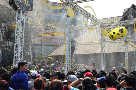 CHIANG MAI, THAILAND - APRIL 13 : People celebrating Songkran (Thai new year / water festival) in the streets by throwing water at each other on 13 April 2013 in Chiang Mai, Thailandのeditorial素材