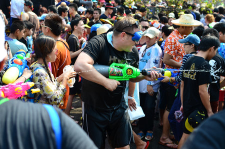 CHIANG MAI, THAILAND - APRIL 13 : People celebrating Songkran (Thai new year / water festival) in the streets by throwing water at each other on 13 April 2013 in Chiang Mai, Thailandのeditorial素材