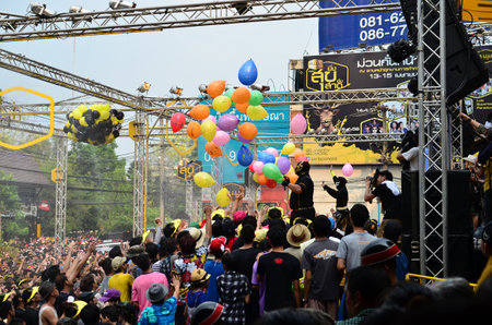 CHIANG MAI, THAILAND - APRIL 13 : People celebrating Songkran (Thai new year / water festival) in the streets by throwing water at each other on 13 April 2013 in Chiang Mai, Thailandのeditorial素材