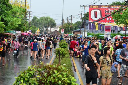CHIANG MAI, THAILAND - APRIL 13 : People celebrating Songkran (Thai new year / water festival) in the streets by throwing water at each other on 13 April 2013 in Chiang Mai, Thailandのeditorial素材