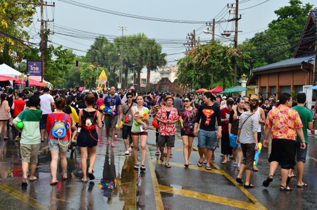 CHIANG MAI, THAILAND - APRIL 13 : People celebrating Songkran (Thai new year / water festival) in the streets by throwing water at each other on 13 April 2013 in Chiang Mai, Thailandのeditorial素材
