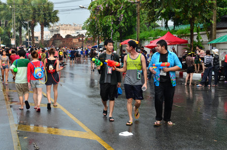CHIANG MAI, THAILAND - APRIL 13 : People celebrating Songkran (Thai new year / water festival) in the streets by throwing water at each other on 13 April 2013 in Chiang Mai, Thailandのeditorial素材