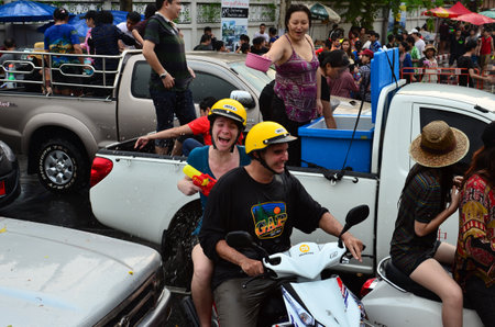 CHIANG MAI, THAILAND - APRIL 13 : People celebrating Songkran (Thai new year / water festival) in the streets by throwing water at each other on 13 April 2013 in Chiang Mai, Thailandのeditorial素材