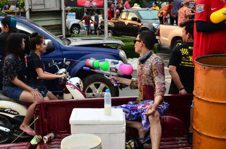 CHIANG MAI, THAILAND - APRIL 13 : People celebrating Songkran (Thai new year / water festival) in the streets by throwing water at each other on 13 April 2013 in Chiang Mai, Thailandのeditorial素材