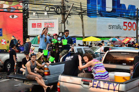 CHIANG MAI, THAILAND - APRIL 13 : People celebrating Songkran (Thai new year / water festival) in the streets by throwing water at each other on 13 April 2013 in Chiang Mai, Thailandのeditorial素材