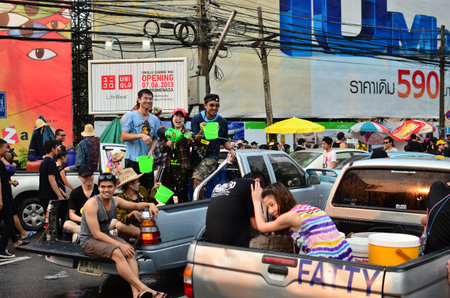 CHIANG MAI, THAILAND - APRIL 13 : People celebrating Songkran (Thai new year / water festival) in the streets by throwing water at each other on 13 April 2013 in Chiang Mai, Thailandのeditorial素材