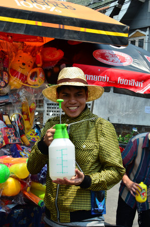 CHIANG MAI, THAILAND - APRIL 13 : People with water gun for celebrating Songkran (Thai new year / water festival) in the streets on 13 April 2013 in Chiang Mai, Thailandのeditorial素材