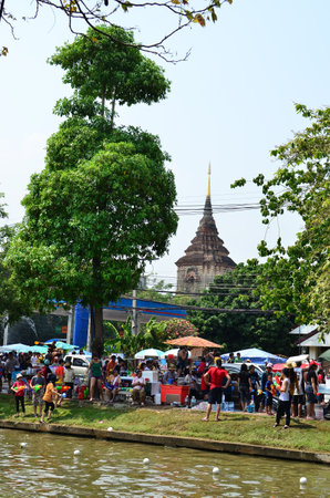 CHIANG MAI, THAILAND - APRIL 13 : People celebrating Songkran (Thai new year / water festival) in the streets by throwing water at each other on 13 April 2013 in Chiang Mai, Thailandのeditorial素材