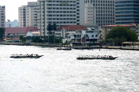 BANGKOK, THAILAND - JANUARY 26 : People use Long-tailed boat in the Chao Phraya River on 26 January 2013 in Bangkok, Thailandのeditorial素材