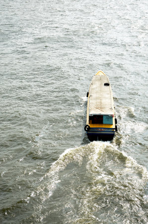 BANGKOK, THAILAND - JANUARY 26 : People use Long-tailed boat in the Chao Phraya River on 26 January 2013 in Bangkok, Thailandのeditorial素材