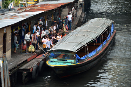 BANGKOK, THAILAND - OCTOBER 2 : People waiting the boat in Saen Saeb canal on 2 October 2012 in Bangkok, Thailandのeditorial素材