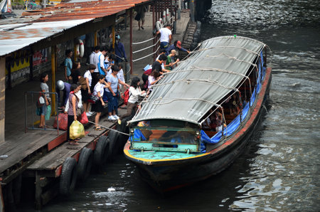 BANGKOK, THAILAND - OCTOBER 2 : People waiting the boat in Saen Saeb canal on 2 October 2012 in Bangkok, Thailandのeditorial素材