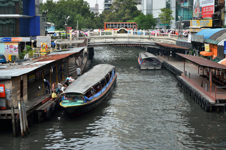 BANGKOK, THAILAND - OCTOBER 2 : People waiting the boat in Saen Saeb canal on 2 October 2012 in Bangkok, Thailandのeditorial素材