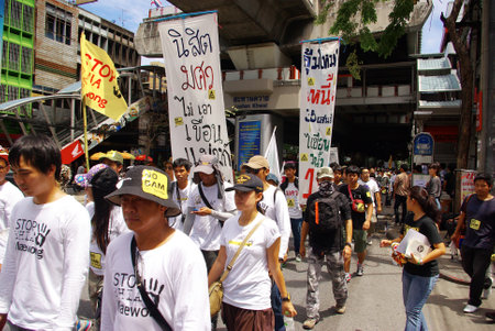 BANGKOK, THAILAND - SEPTEMBER 22   People walking for against the construction of a dam in Mae Wong National Park on 22 September 2013 at Saphan Khwai, Bangkok, Thailandのeditorial素材