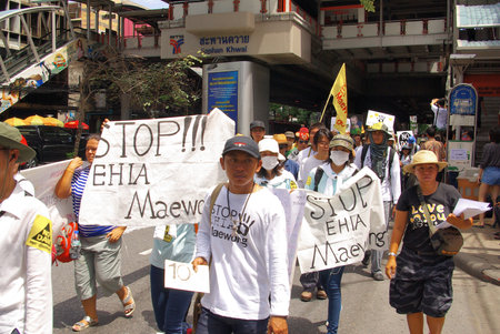 BANGKOK, THAILAND - SEPTEMBER 22   People walking for against the construction of a dam in Mae Wong National Park on 22 September 2013 at Saphan Khwai, Bangkok, Thailandのeditorial素材