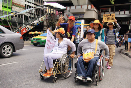 BANGKOK, THAILAND - SEPTEMBER 22   People walking for against the construction of a dam in Mae Wong National Park on 22 September 2013 at Saphan Khwai, Bangkok, Thailandのeditorial素材