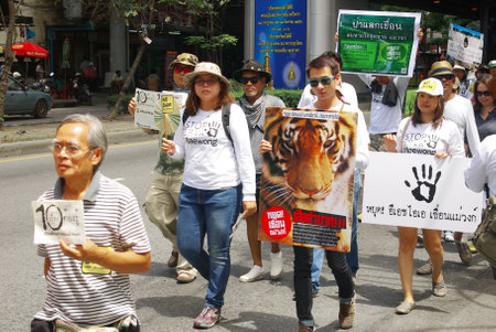 BANGKOK, THAILAND - SEPTEMBER 22   People walking for against the construction of a dam in Mae Wong National Park on 22 September 2013 at Saphan Khwai, Bangkok, Thailandのeditorial素材