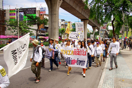 BANGKOK, THAILAND - SEPTEMBER 22   People walking for against the construction of a dam in Mae Wong National Park on 22 September 2013 at Saphan Khwai, Bangkok, Thailandのeditorial素材